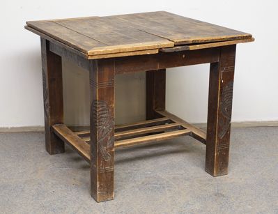 Старинный обеденный стол с резьбой