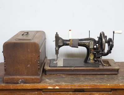 Старинная швейная машинка белоручка