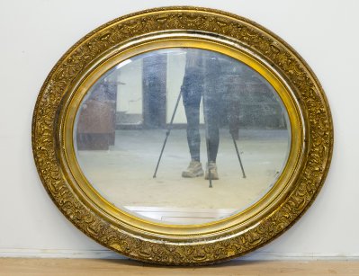 Старинное овальное зеркало с лепниной