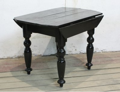 Старинный черный стол