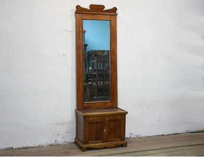 Старинное зеркало с тумбой