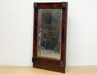 Старинное настенное зеркало с резьбой