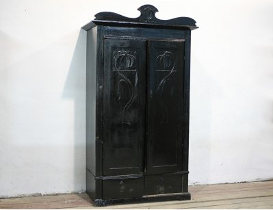 Старинный черный платяной шкаф