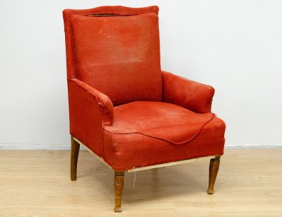 Старинное мягкое кресло