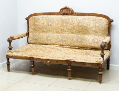 Антикварный широкий диван с резьбой