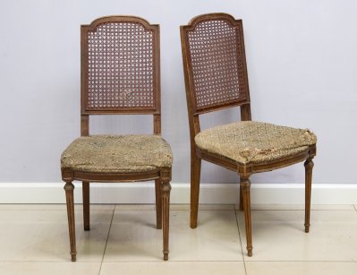 Пара старинных стульев с ротангом