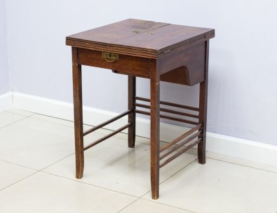 Антикварный стол для рукоделия