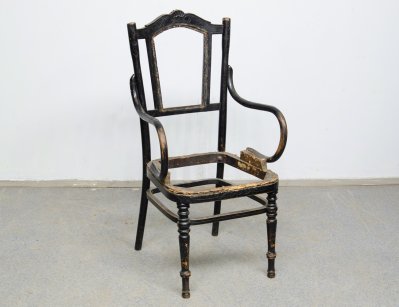 Старинное мягкое венское кресло