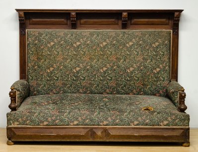 Антикварный дубовый диван с высокой спинкой