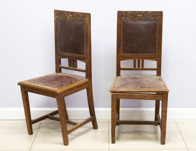 Пара старинных стульев с резьбой