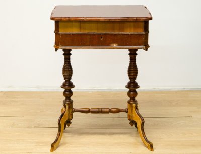 Старинный стол для рукоделия