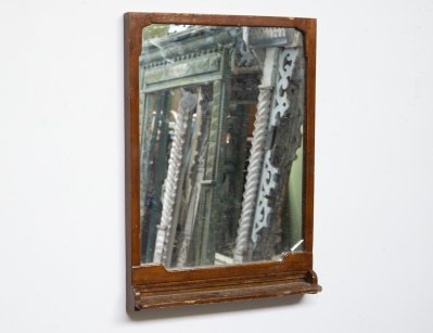 Старинное настенное зеркало с полочкой