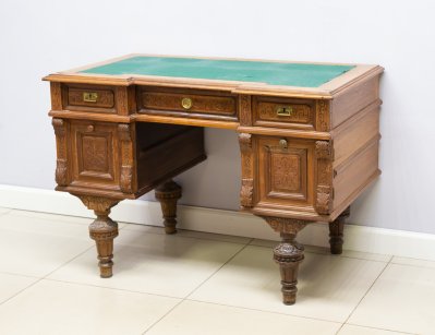 Антикварный письменный стол с резьбой