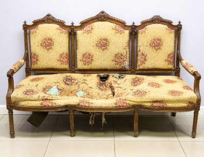 Антикварный диван с резьбой 19в