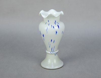 Старинная ваза молочного стекла