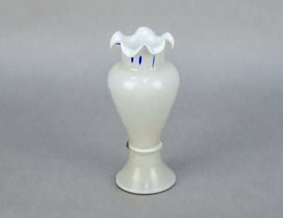 Винтажная ваза молочного стекла