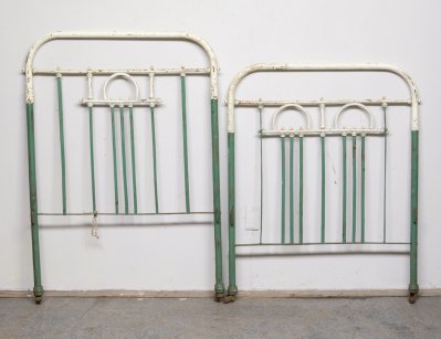 Спинки старинной металлической кровати