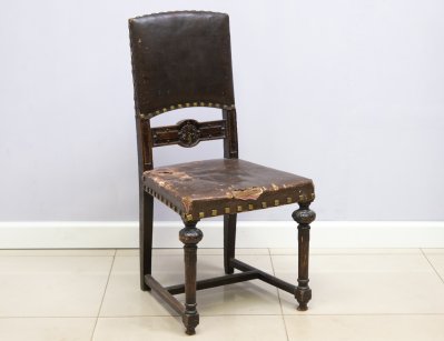 Антикварный стул с резьбой