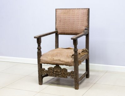 Антикварное кресло с маскароном
