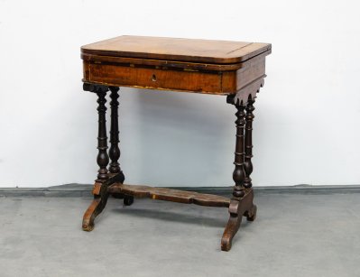 Антикварный стол для рукоделия