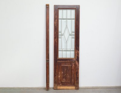 Старинная дверь с витражом