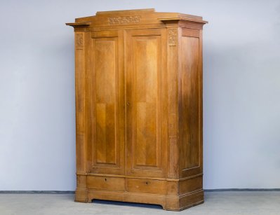 Старинный дубовый шкаф в стиле модерн