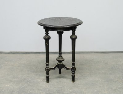 Антикварный гостиный стол с резьбой