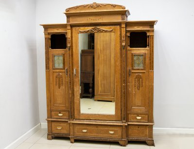 Антикварный бельевой шкаф