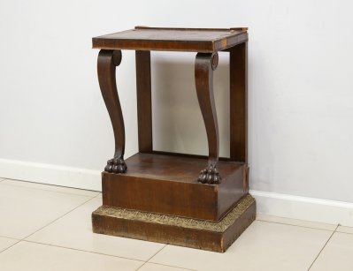 Старинная консоль на лапах