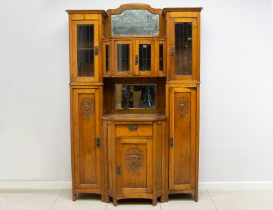 Антикварный дубовый буфет с резьбой