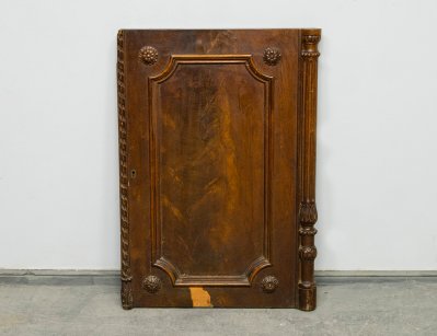 Антикварная дверца с резьбой