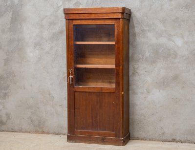 Старинный книжный шкаф