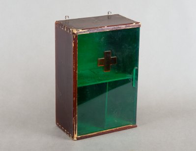 Навесная аптечка