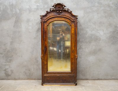 Антикварный бельевой шкаф с резьбой