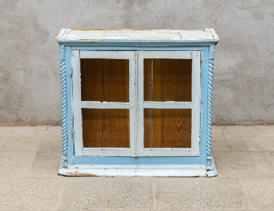 Старинный навесной шкаф