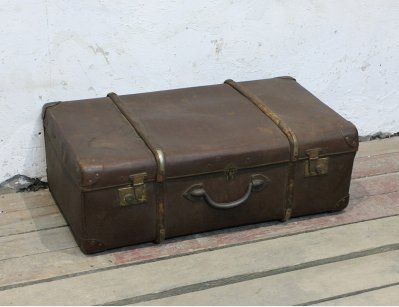 Старинный темный чемодан