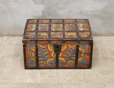 Старинный расписной сундук