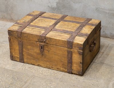 Старинный сундук с ковкой