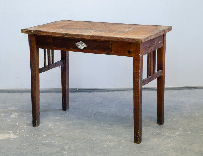 Старинный стол с ящиком