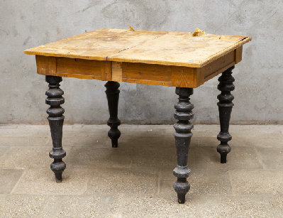 Старинный обеденный стол