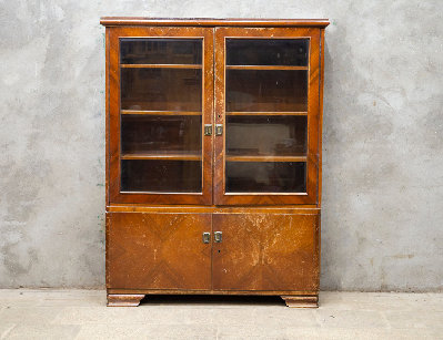 Винтажный книжный шкаф