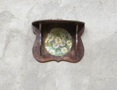 Старинная полка с ромашками