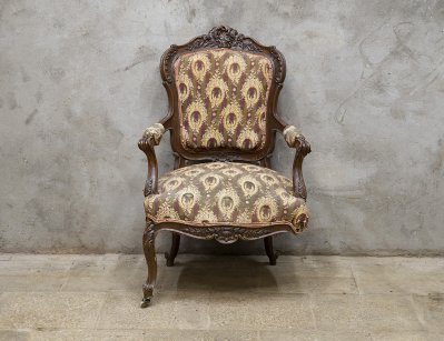 Антикварное резное кресло