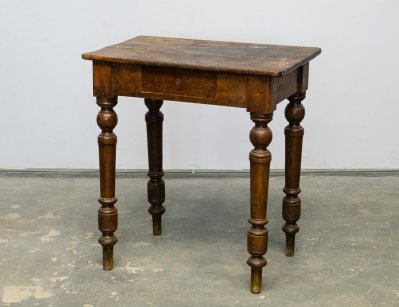 Старинный дубовый столик с ящиком