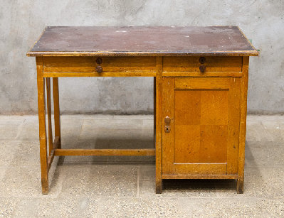 Старинный письменный стол