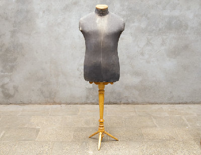 Старинный манекен на стойке