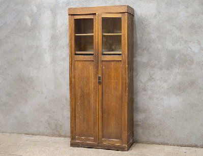 Старинный книжный шкаф