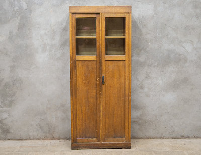 Старинный книжный шкаф