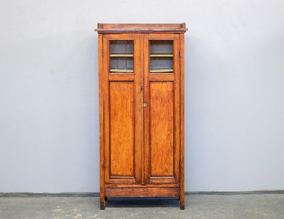 Старинный кабинетный шкаф с полкой