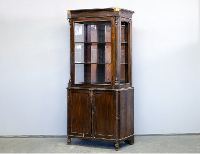 Антикварная витрина красного дерева